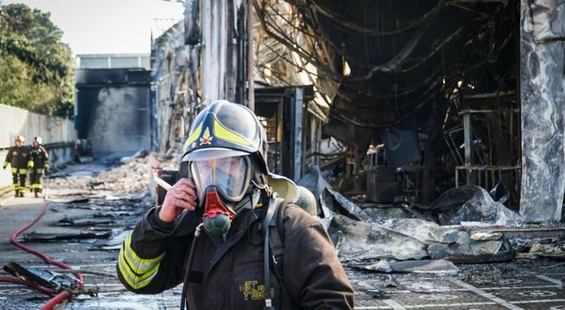 Fabbrica in fiamme a Casoria, Legambiente: rischio inquinamento delle falde