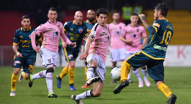 Serie B, il Palermo vince a Benevento, lo Spezia rimonta l'Ascoli,