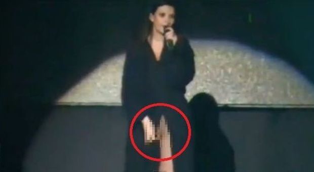 Laura Pausini senza slip sul palco al concerto: «Chi ha visto ha visto»