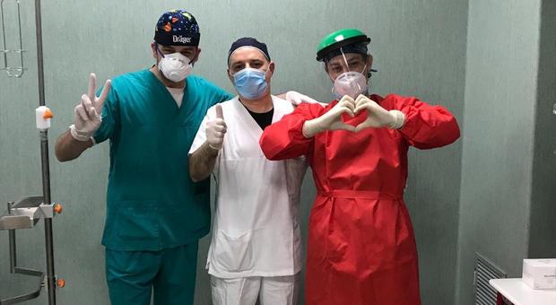 Coronavirus, tre infermieri del Pascale riproducono con le divise la bandiera italiana: la foto è virale