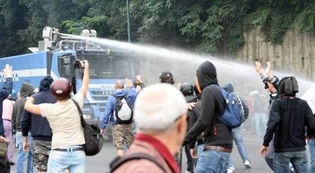 Napoli, corteo e proteste per il vertice Bce, scontri con la polizia
