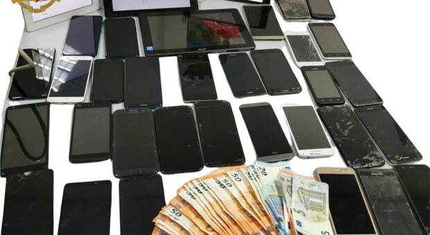 Napoli, denunciato a Porta Nolana pakistano trovato in possesso di 43 smartphone rubati