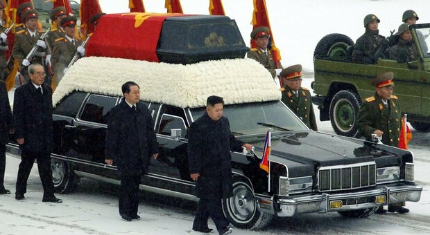Nord Corea, dieci anni dalla morte di Kim Jong Il: vietato ridere o bere per 11 giorni