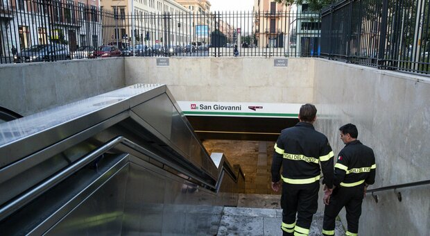 Roma, paura in metro alla stazione San Giovanni: «Malori ai passeggeri, spruzzato spray al peperoncino»