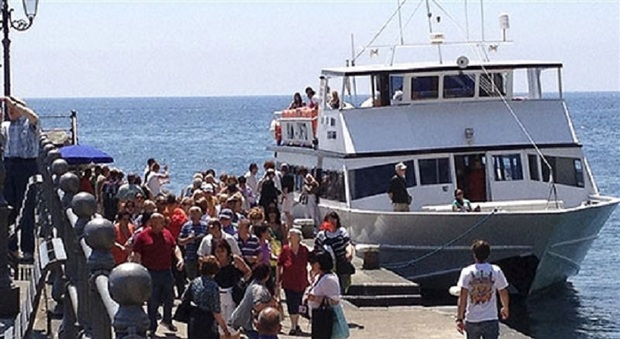 Turisti che prendono un traghetto