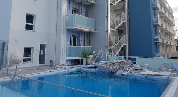 Il terrazzo crolla e finisce in piscina: tanta paura all'hotel Albatros