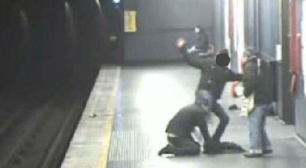 Milano, blitz contro gang latinos: 12 arresti. Video choc pestaggio in metro