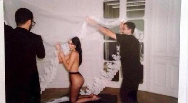 Kim Kardashian hot, dall'album di nozze spunta una foto in topless
