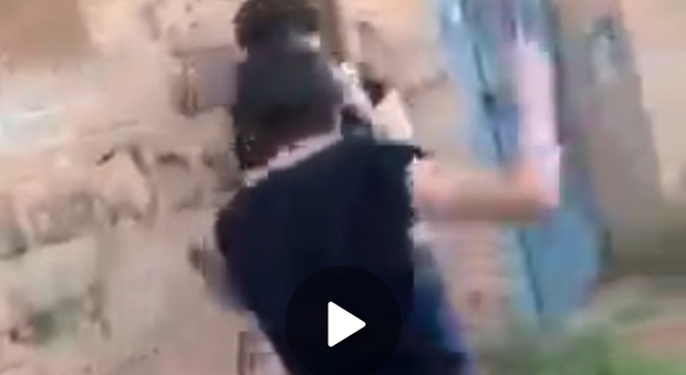 Bullismo a Caserta, il video del pestaggio finisce sul web tra le urla degli amici