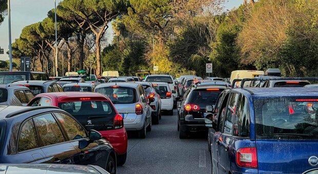 Roma, divieto circolazione per auto inquinanti oggi e alla vigilia di Natale: ecco fasce orarie e veicoli coinvolti