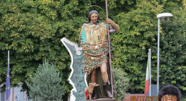 Vende l'oro della statua di San Rocco, sacerdote sotto processo