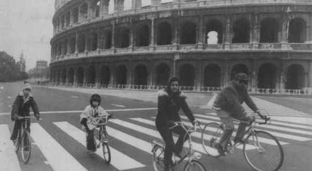 Famiglia in bici al Colosseo nel 1973