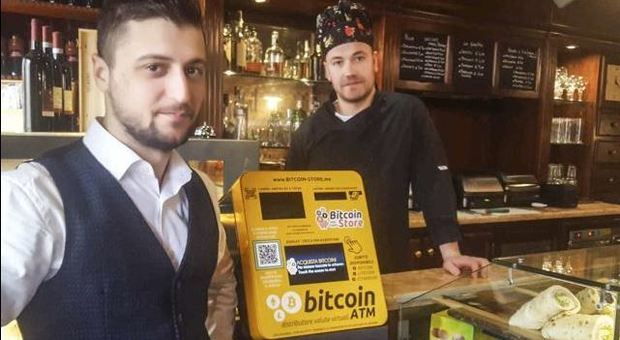 Un'insolita macchinetta gialla nel bar: è il distributore automatico di bitcoin
