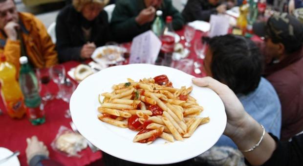 Il cuore di Napoli e del San Carlo: pranzo di Natale in Galleria Umberto per i meno fortunati