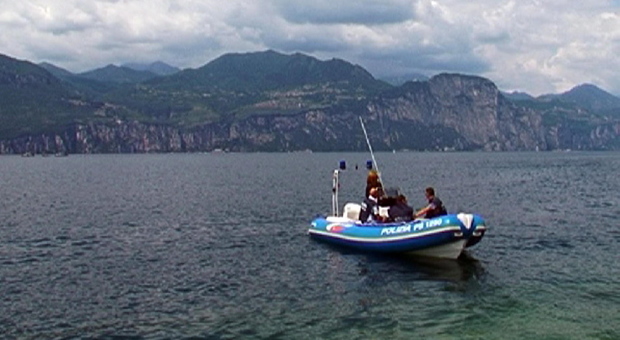 «Vado a farmi una nuotata al lago»: non torna più a casa, 47enne annega nel Garda