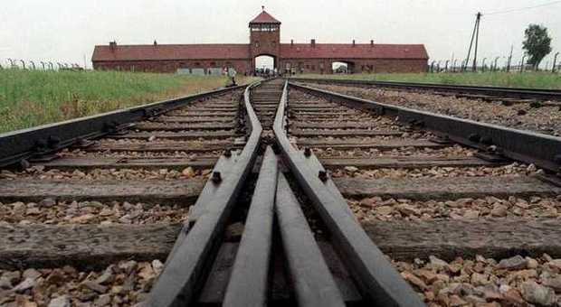 El Pais accusa Italia e Spagna: «Non pagano il fondo Auschwitz»