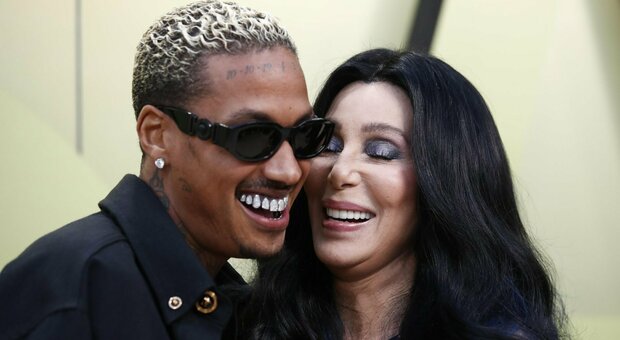 Cher e il nuovo fidanzato Alexander Edwards (di 40 anni più giovane): bacio e debutto alla sfilata di Versace