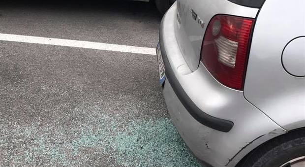 Tiburtina, ladri ancora scatenati al parcheggio della stazione: vetri rotti e auto danneggiate