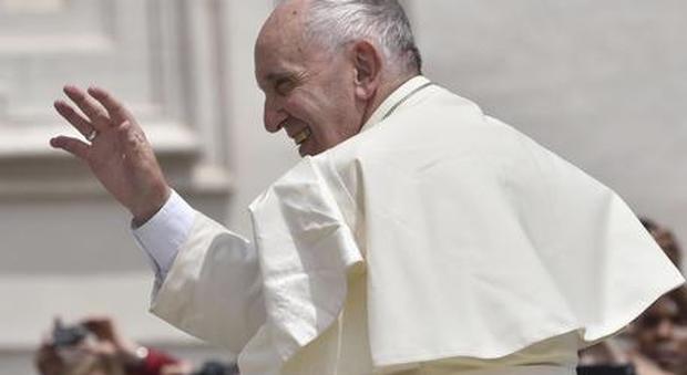 Papa Francesco invita al sorriso: «Che tristezza quei cristiani con la faccia storta»