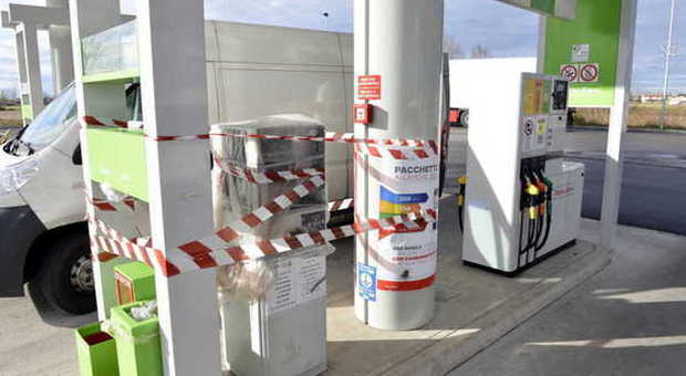 Piove di Sacco, esplode la colonnina del benzinaio: è il settimo assalto