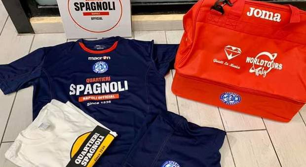 Spartak San Gennaro, completini in regalo da Quartieri Spagnoli Official