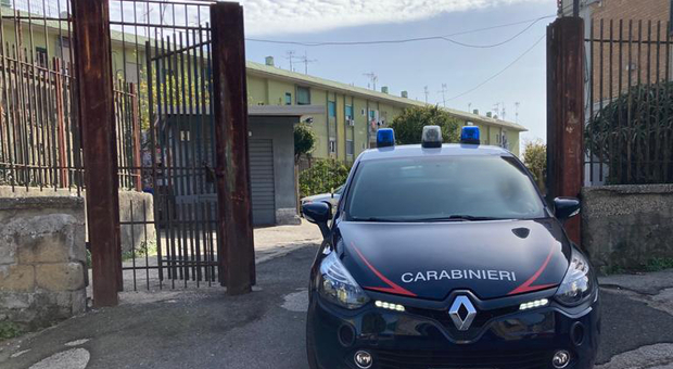 Napoli: blitz dei carabinieri al rione Traiano, caccia ai nascondigli di armi e droga
