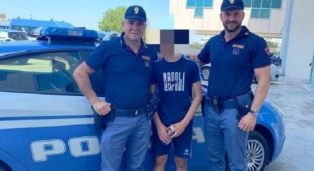 Il ragazzino straniero con i due agenti della Polizia
