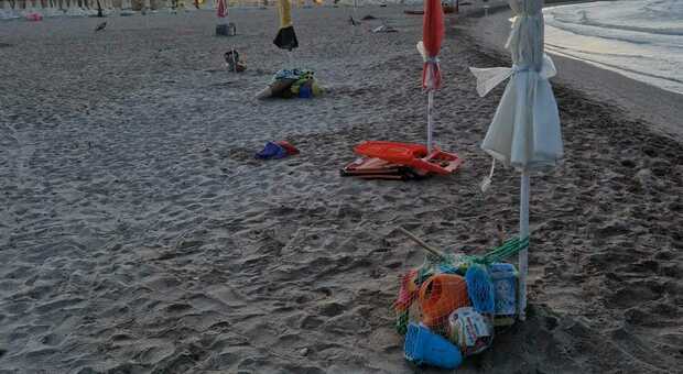 Spiaggia libera invasa dagli ombrelloni anche di notte. È vietato, ma c'è chi lascia anche i giochi dei bimbi