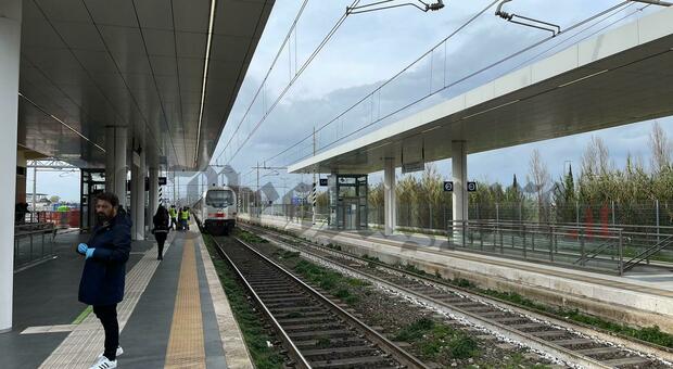 Latina, uomo travolto dal treno Intercity Salerno-Roma: caos sulla linea. «Si è buttato, abbiamo provato a fermarlo»