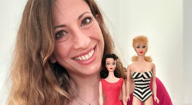La dottoressa Gabriella Lucchi con le prime Barbie risalenti agli Anni 60