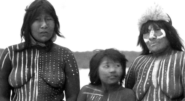 Un'immagine da La nostalgia dell'acqua: donne selk'nam, Patagonia cilena, verso il 1930