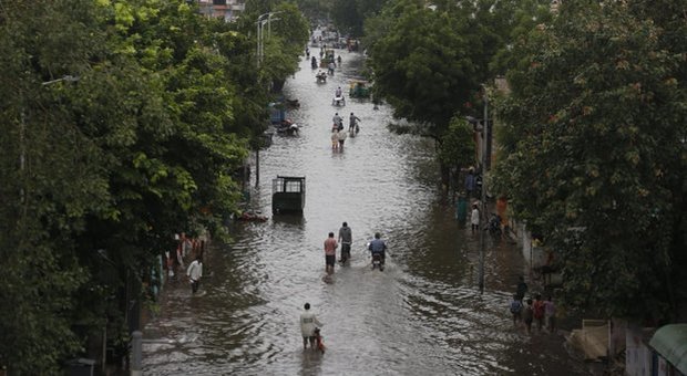 India, le inondazioni fanno almeno 100 morti. Il tifone Leika semina panico anche in Cina con oltre un milione di sfollati