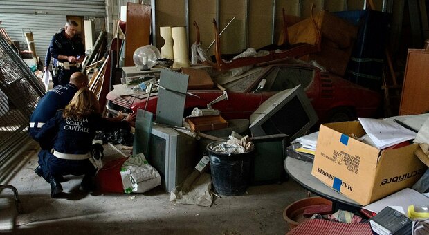 Blitz dei vigili: disacarica di rifiuti tossici e nocivi in un garage al Torrino