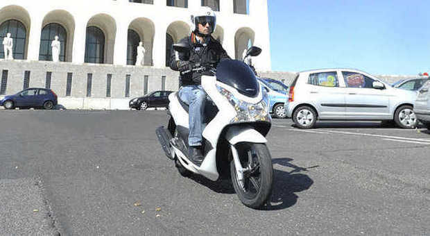 Il PCX 150 della Honda durante il test stradale effettuato sulle strade di Roma