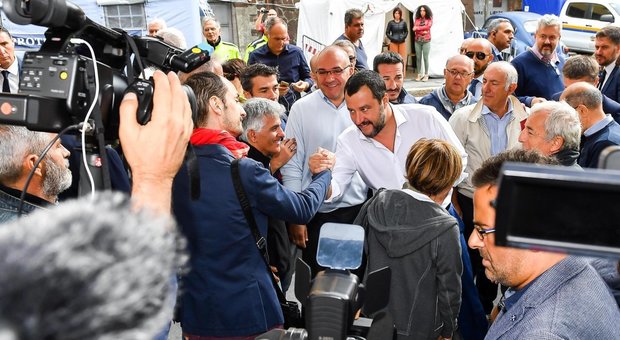 Arriva Salvini, napoletani divisi: «Resti a casa sua»; «No, venga ad aiutarci»