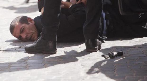 Luigi Preiti immobilizzato dai carabinieri il 28 aprile 2013 (LaPresse)