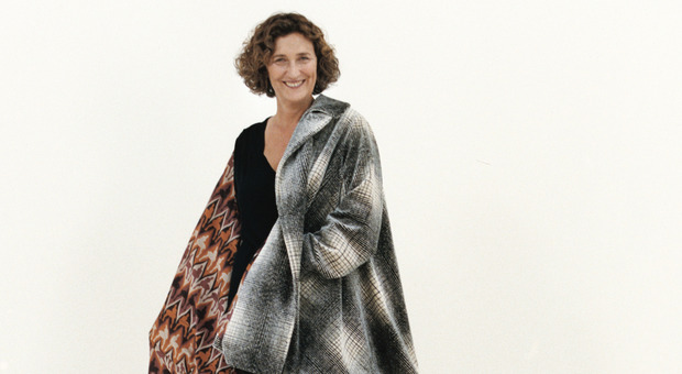 Sofia Gnoli indossa un cappotto di Marco De Vincenzo, collezione AI 2019-20