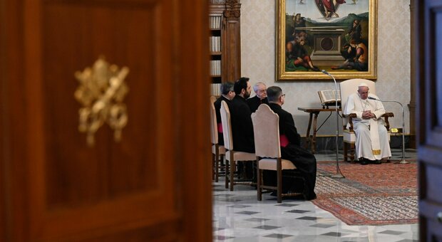 Vaticano, Papa Francesco impone il tetto di 40 euro ai regali: giro di vite anti-corruzione