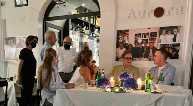 Elton John torna a Capri, aperitivo e pizza all'acqua con il marito David Furnish