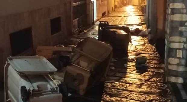 Strade chiuse e cittadini in rivolta a Marano: intervengono i carabinieri