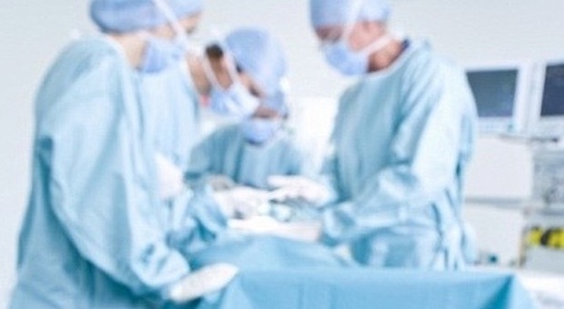 Medico distratto dal cellulare sbaglia l'anestesia: ​paziente rimane sveglio durante l'intervento