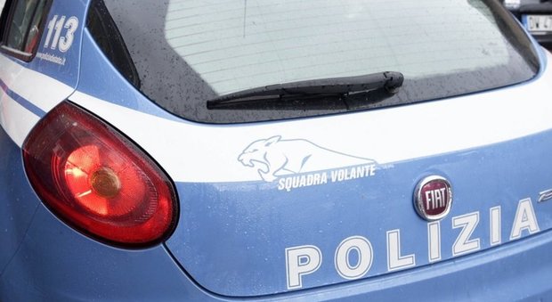 Bergamo, paura a scuola: bomba carta con dinamite esplode sotto l'auto del professore