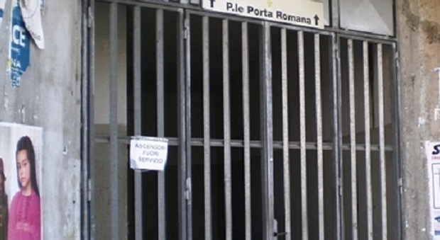 L'ingresso agli ascensori che salgono dal Termine fino al piazzale di Porta Romana ed ora preclusi al pubblico.