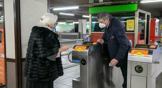 Milano, su metro e bus i trasporti tornano al 100%. Stop green pass, resta la Ffp2