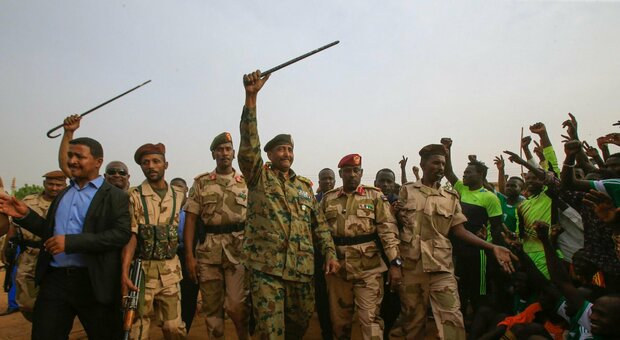 Sudan, ambasciatore Ue aggredito nella sua residenza. Infuria la battaglia a Khartoum: oltre 180 morti