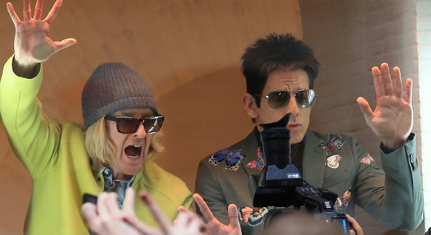 Zoolander 2, il flashmob in piazza Mignanelli: Ben Stiller e Owen Wilson in vetrina da Valentino