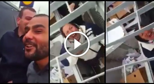 Rom nel gabbiotto, Salvini: «Sto con i lavoratori, non con quelle due»