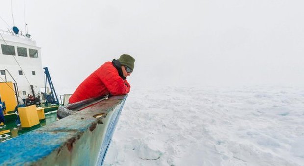 Nave incagliata in Antartide, i passeggeri saranno evacuati in elicottero, ma la tempesta lo blocca