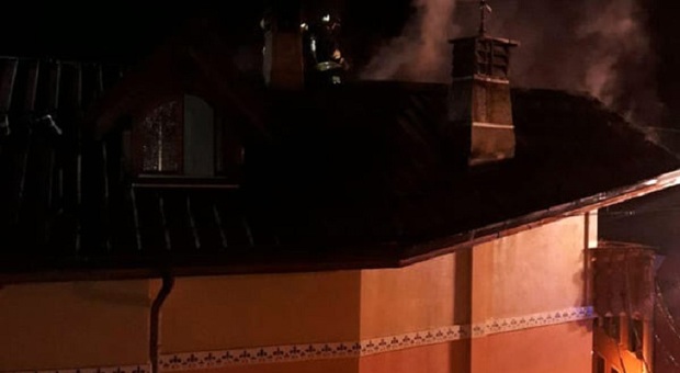 Paura nella notte in Altopiano, a fuoco il tetto di un edificio a tre piani