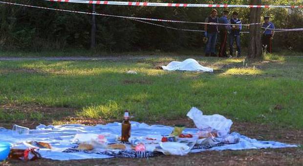 Roma, ucciso con un coltello davanti a mamme e bambini in un parco: caccia al killer
